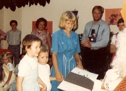 Saint-Nicolas 1980.jpg - Martine Neyrinck - Valérie - Nicolas - Caroline Duchenne - Marie-Louise Neuret - Dr Vossen - Susy Neyrinck